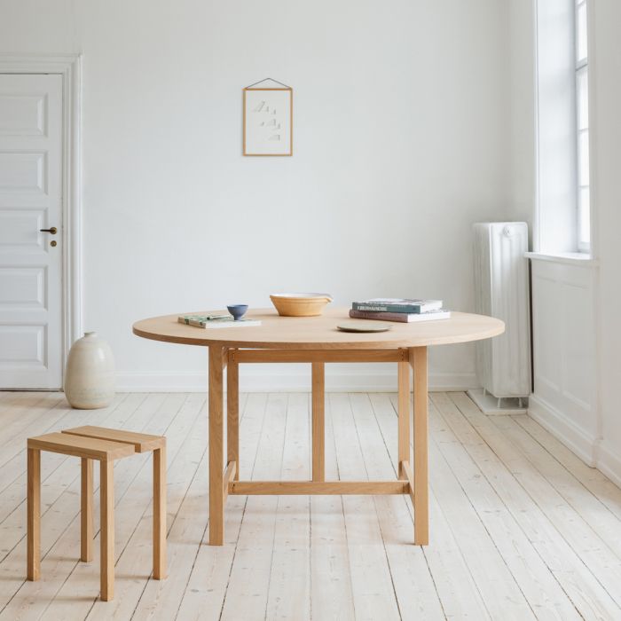 MOEBE Round Dining Table