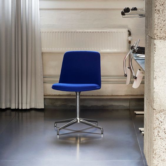 &Tradition Rely Chair HW14 - Upholstered with Cross Base