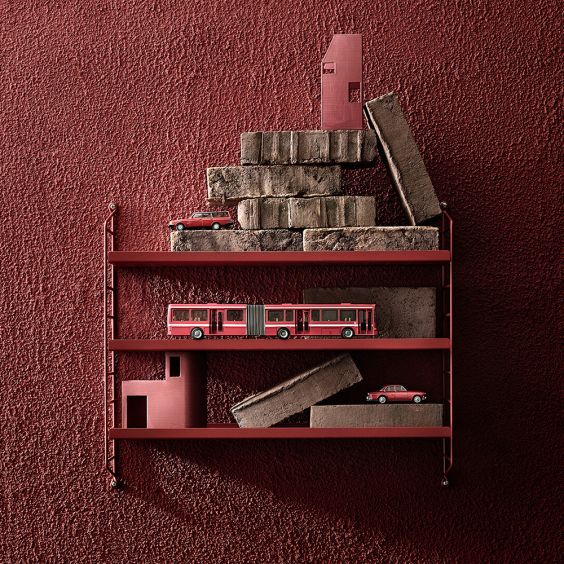 String Pocket Metal Shelving - 'Oxtorgsröd' Red