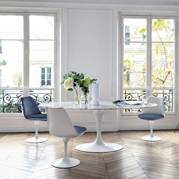 Eero saarinen store table and chairs