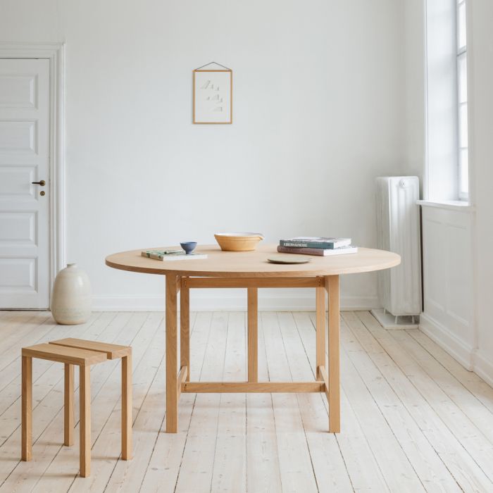 MOEBE Round Dining Table