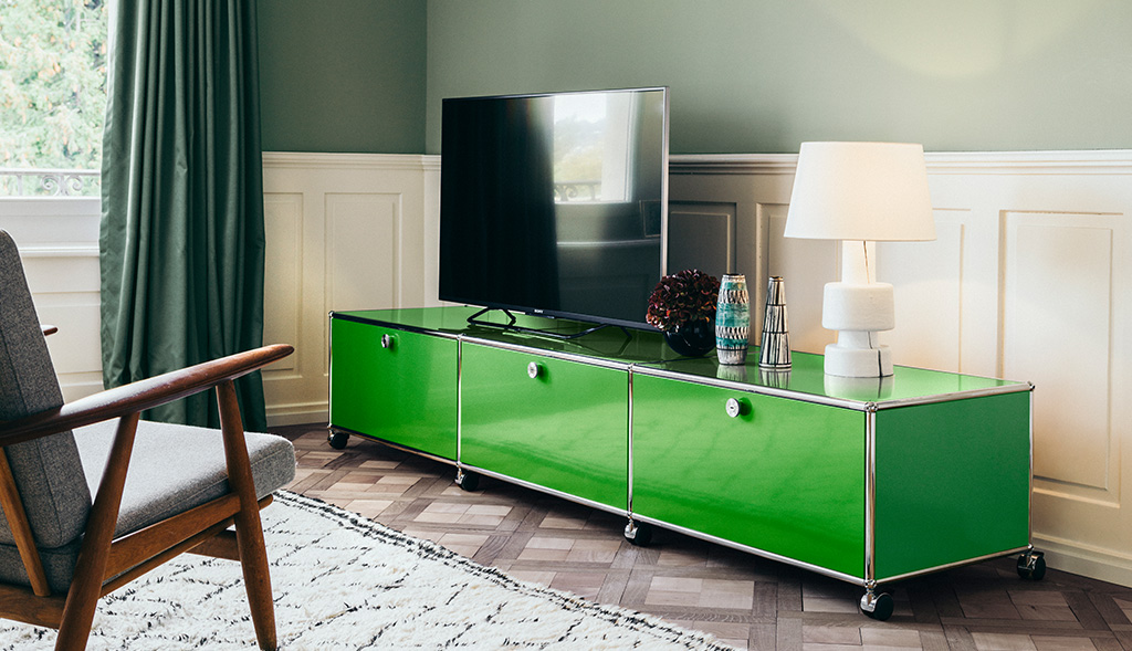 USM media unit with castor base, in green.