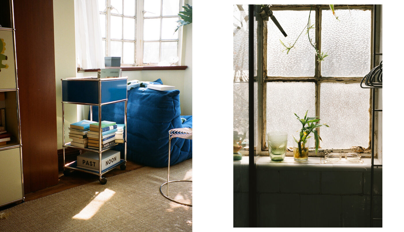 A custom USM book store in USM blue is paired with a Togo Couch in a matching blue from Ligne Roset. The VP11 wire stool, designed by Verner Panton in 1981 complements the metal legs of the USM system.